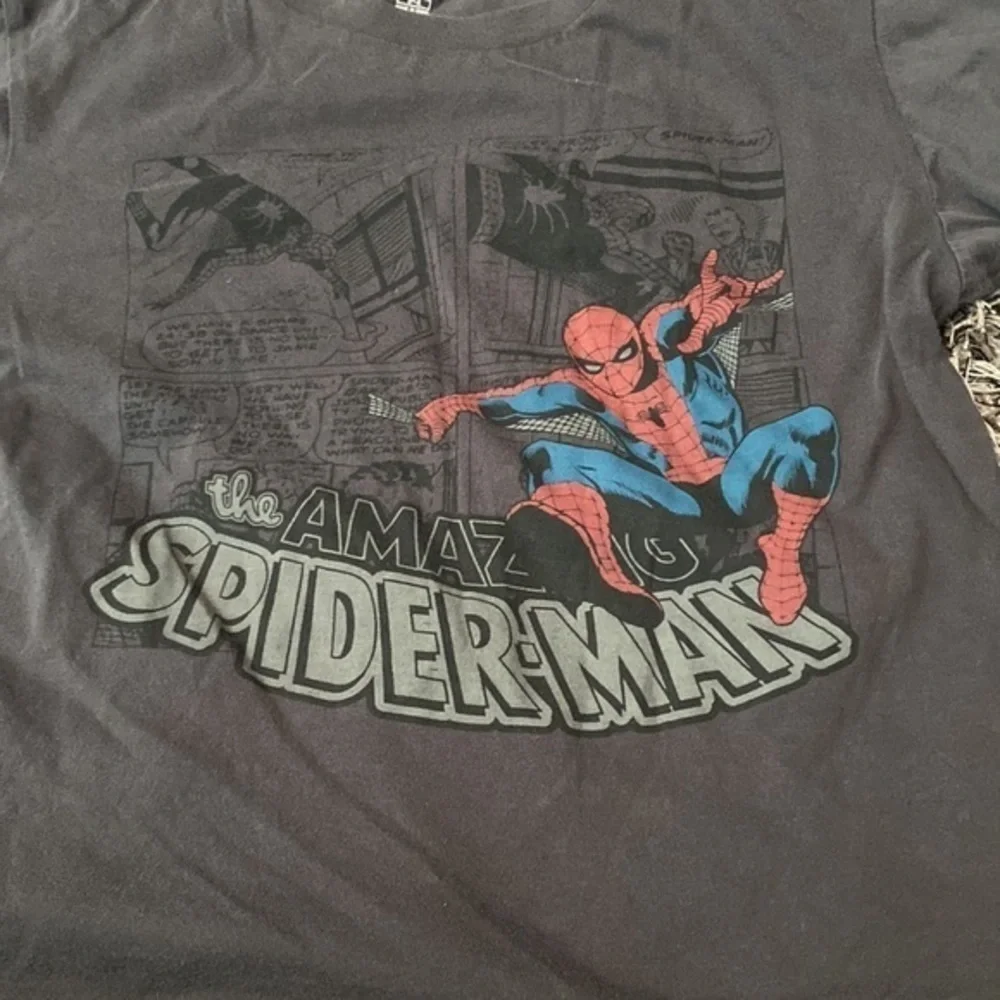 Uniqlo vintage look SpiderMan Marvel 3T bundle see pic tiny hole otherwise GUC.